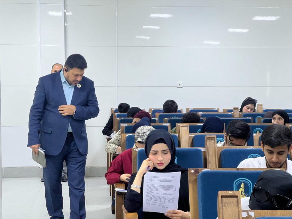 جولة تفقدية في القاعات الامتحانية